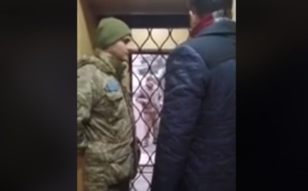В Харькове военные силой затолкали парня в машину и увезли в сборный пункт. ВИДЕО
