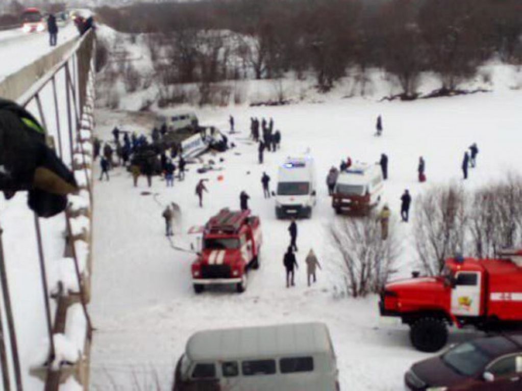Много погибших: автобус рухнул с моста из-за лопнувшего колеса