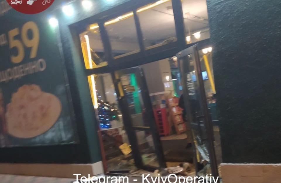 Парни на авто разнесли входную дверь киевской пиццерии. ФОТО