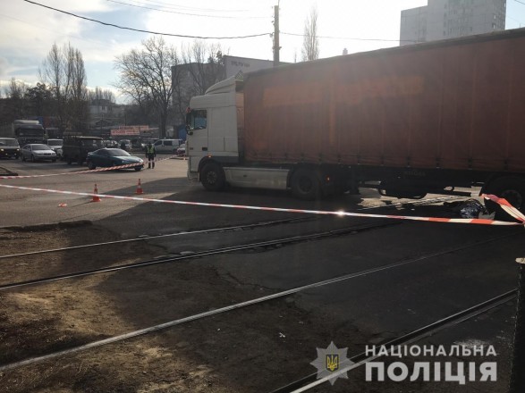 Двоих одним ударом: в Одессе под колеса грузовика попала пара пешеходов