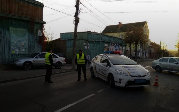 ЧП в Виннице: автохам "усадил" полицейского на капот