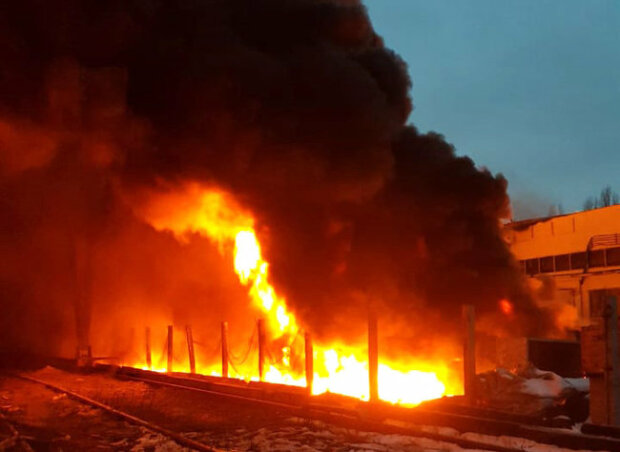 Страшный пожар в Полтаве: тушили 12 машин и пожарный поезд. ФОТО