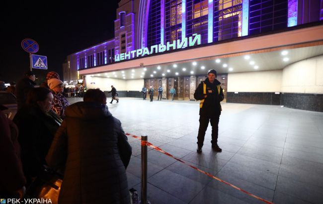 В Киеве опять эвакуация: полиция выводит людей из центрального вокзала