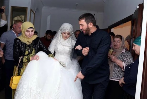 Что случилось с 17-летней девушкой, которую выдали замуж за пожилого чеченца