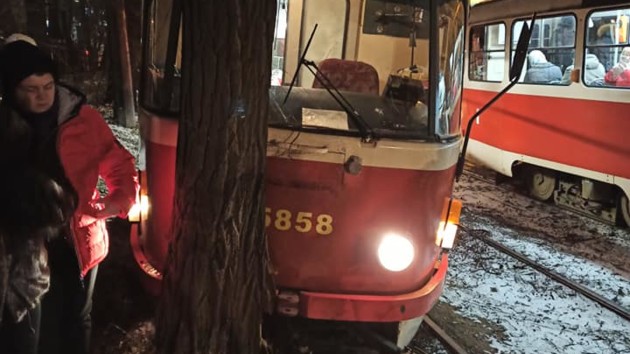 В Киеве трамвай «пошел своим путем» и влетел в дерево. ФОТО