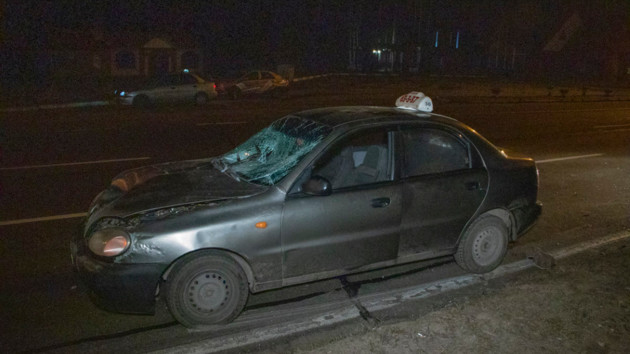 Разлетелись даже кеды: в Киеве таксист сбил странного «бегуна». ФОТО, ВИДЕО
