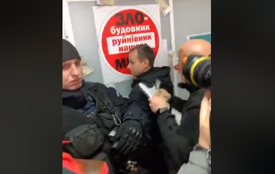Полицейские попытались сорвать митинг активистов ОО «Стоп свавіллю» под ГАСИ в Киеве. ВИДЕО