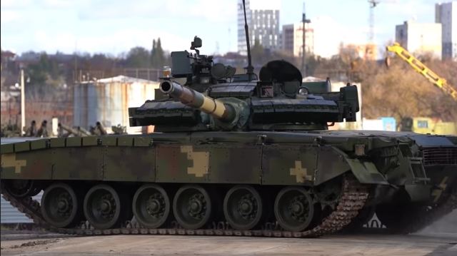 И коньяк, и пиво до краев: в Украине устроили необычные испытания танка. ВИДЕО