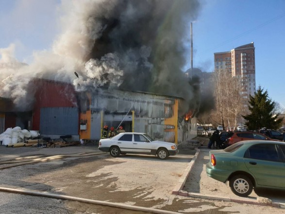 Адский пожар в Киеве: эвакуированы более 40 человек