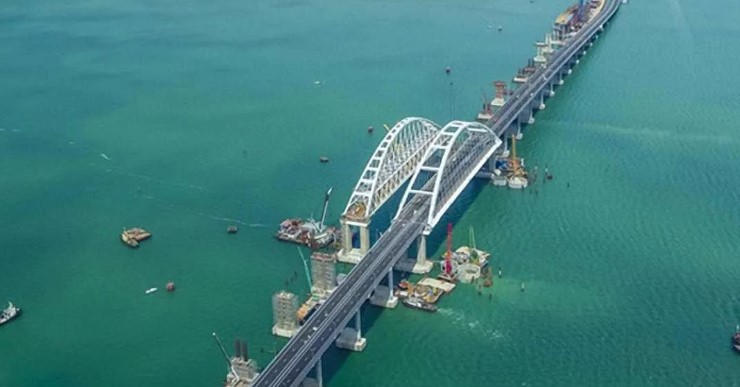 Над странным украшением Крымского моста смеется весь Интернет
