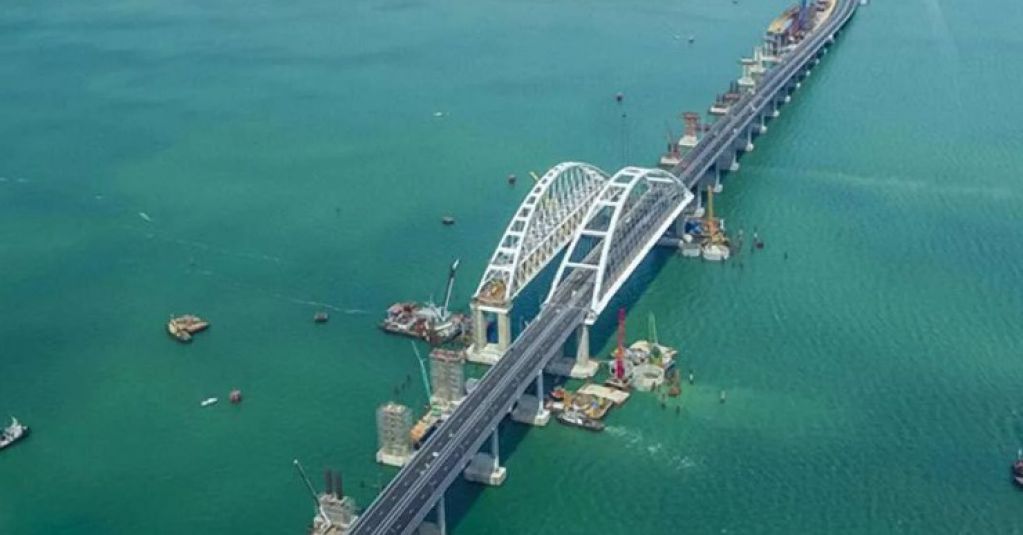 Над странным украшением Крымского моста смеется весь Интернет
