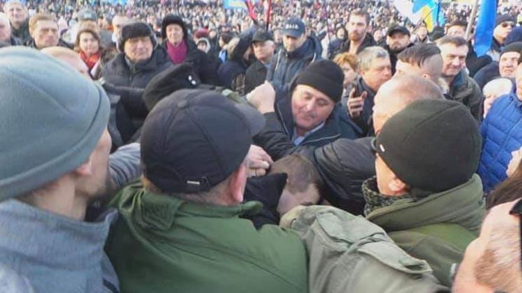 В Порошенко на Майдане бросили яйцом: отдан приказ поймать метателя. ВИДЕО