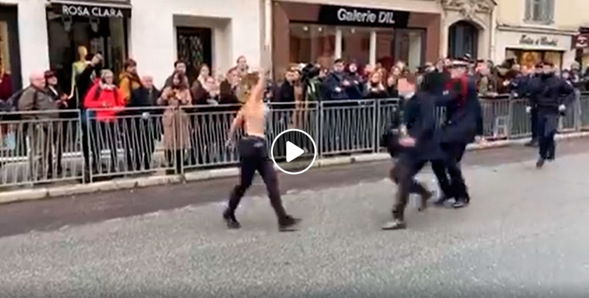 Голая девушка из Femen прорвалась на встречу Зеленского и Путина. ВИДЕО