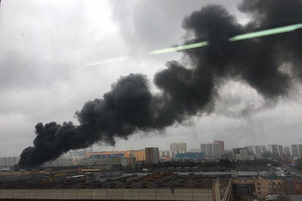 Москву заволокло едким дымом, слышны взрывы: масштабный пожар уничтожает складское здание