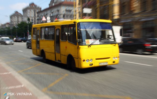 В Киеве грузовик протаранил маршрутку: есть пострадавшие
