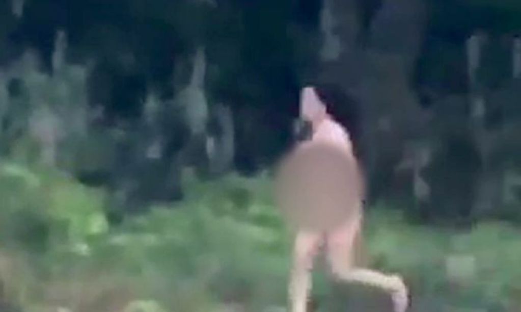 Женщина разделась на дороге ради мести неверному мужу. ВИДЕО