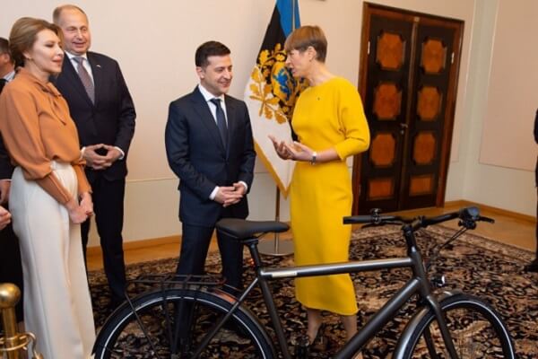 Президент Эстонии объяснила, зачем подарила Зеленскому велосипед