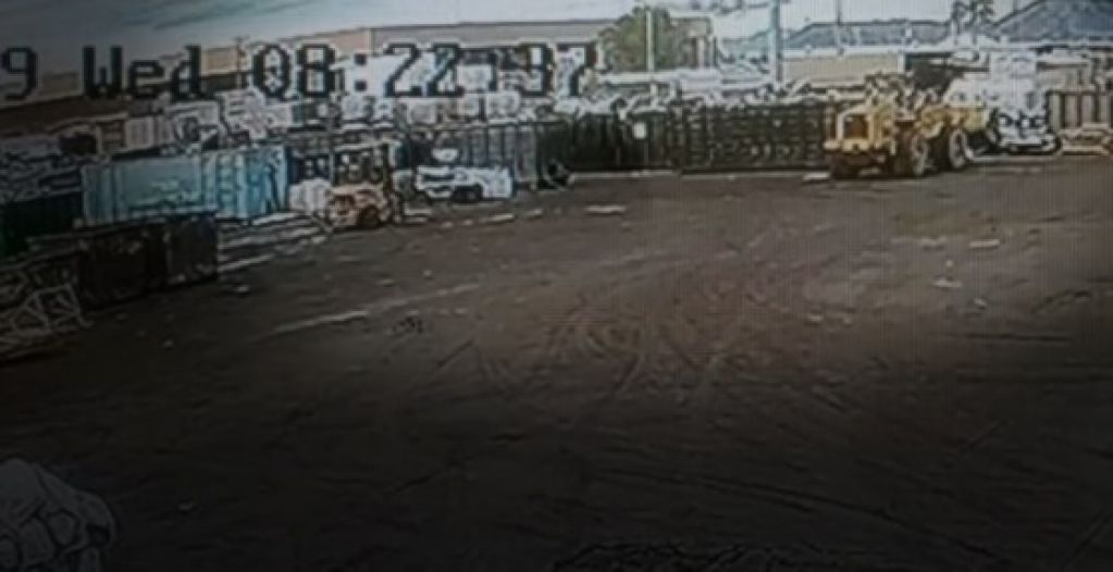 Рухнул на оживленную трассу: самолет не долетел до посадочной полосы