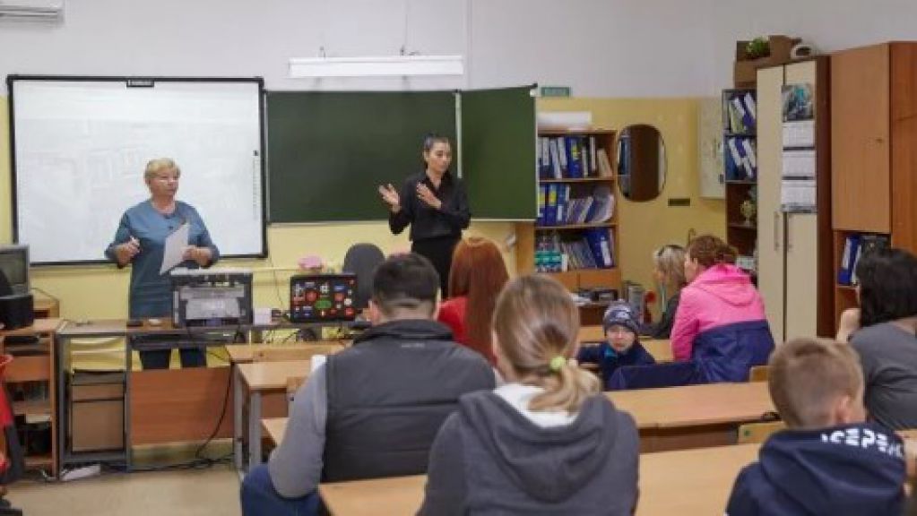 "Незабываемый урок": раздетых детей заставили прыгать из окна школы в снег. ВИДЕО