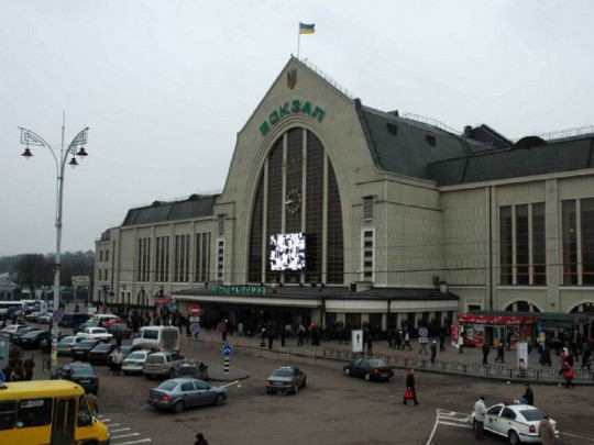 Неадекватная дамочка устроила драку с полицейскими на киевском вокзале