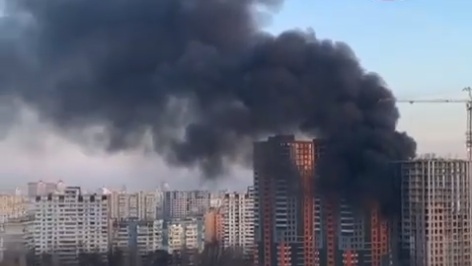 ЧП в Киеве: в столице горит новостройка, валит густой черный дым. ВИДЕО