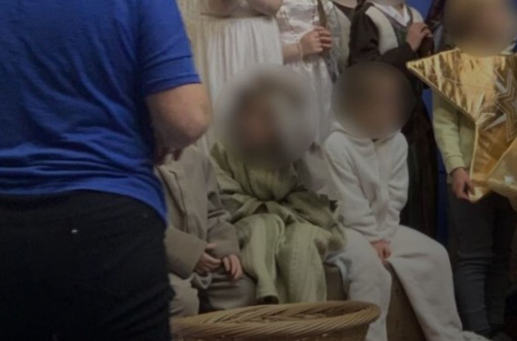 Мама едва не рухнула на пол: малышка на новогоднем утреннике показала непристойный жест