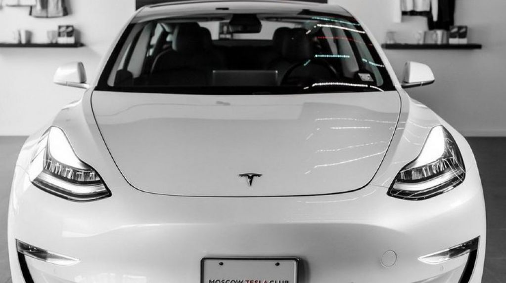 "Умная" Tesla приняла ребенка за дорожный конус. ВИДЕО