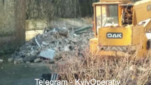 На территории одной из киевских школ прогремел взрыв. ФОТО