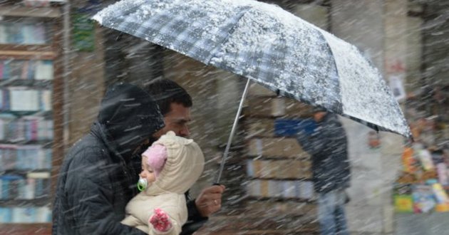 Порывы ветра с мокрым снегом: в Украине объявили штормовое предупреждение