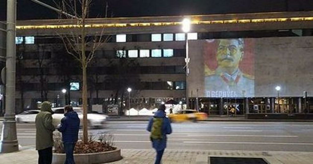 Цветы для палача: в Москве "воскреслили" Сталина и завалили букетами могилу. ФОТО