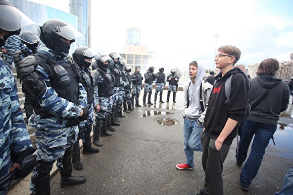 Путинская гвардия тренировалась на школьниках разгонять митинг. ВИДЕО