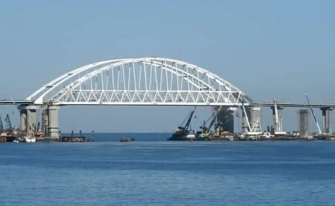 РФ завершила строительство Крымского моста: путинские поезда уже мчатся на полуостров 