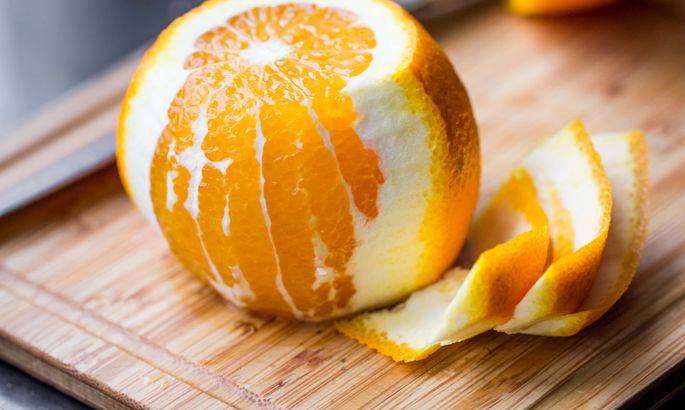 Назван самый несложный способ очистить апельсин