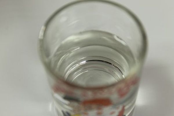 «Может убить одна рюмка»: врачи сообщили, кому категорически нельзя пить алкоголь