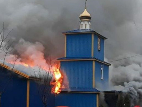 В Киеве горит церковь, копы спасают иконы: ФОТО и ВИДЕО с места ЧП