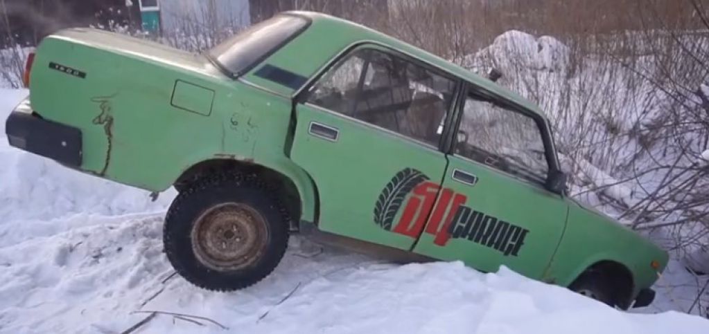 Как без помощи посторонних выбраться на автомобиле из кювета. ВИДЕО