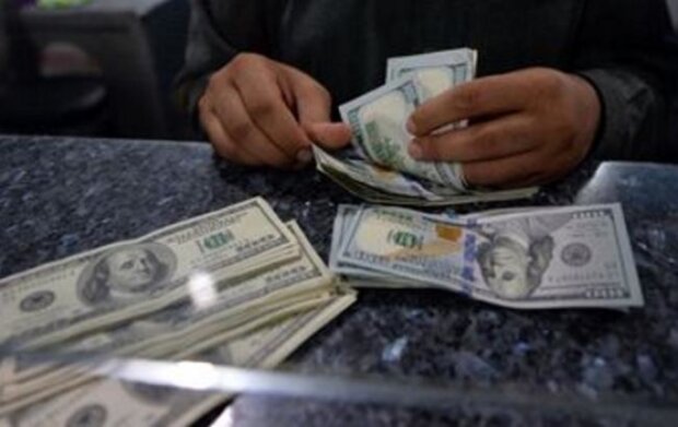 Пружина сжимается всё больше: украинцам раскрыли глаза на манипуляции с долларом