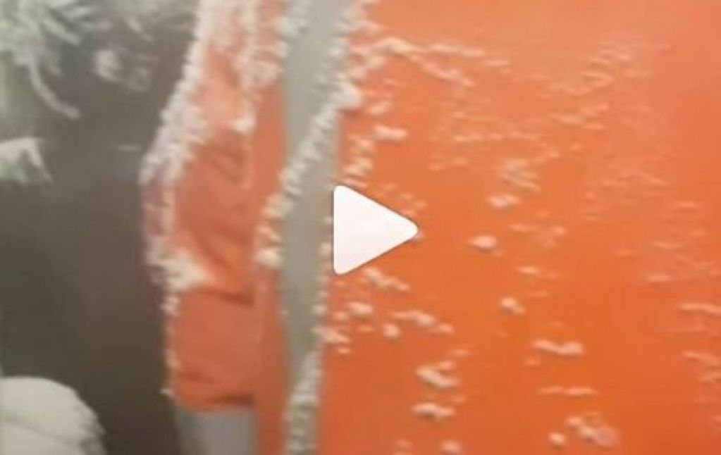 В России пассажиров автобуса замело снегом прямо в салоне. ВИДЕО