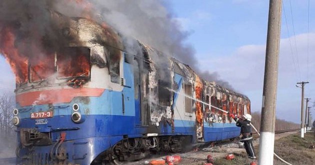 Укрзализныца чуть не изжарила пассажиров: люди выпрыгивали из вагонов на ходу. ФОТО