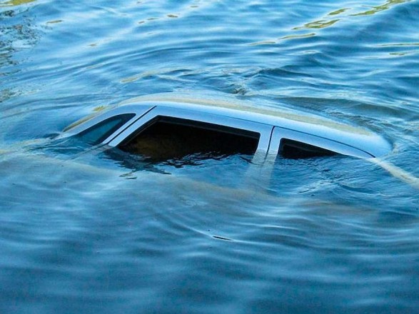 На Херсонщине автомобиль вылетел с причала в море: есть погибший