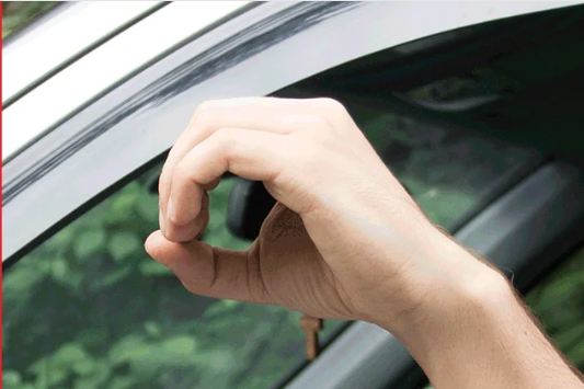 Круг рукой и палец вниз из окна обгоняющего авто: почему важно знать водительский знак