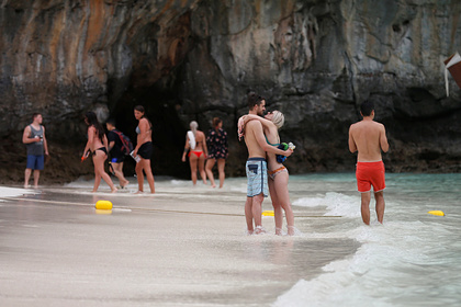 У всех на глазах: российские туристы дико опозорились, когда занялись друг другом на пляже 