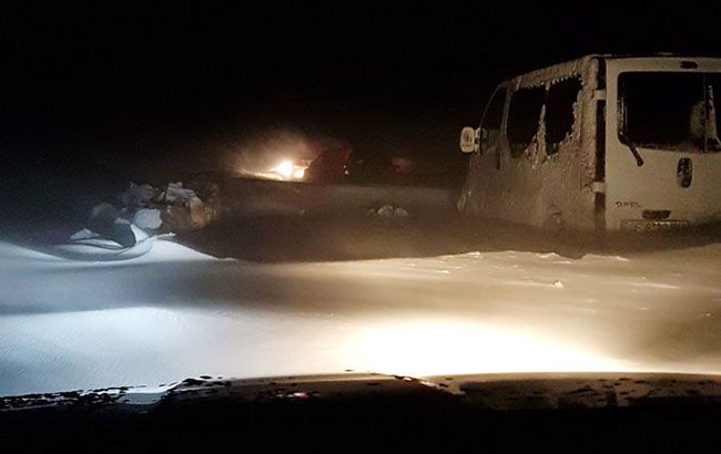 В Черновицкой области в снежном замете застряли десятки автомобилей. ФОТО