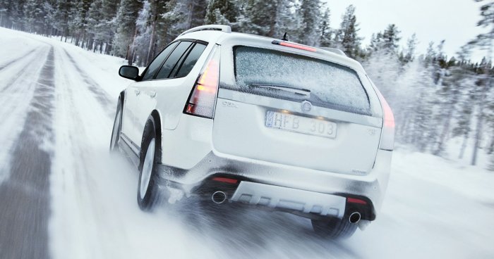 За руль лучше не садиться: водителей предупредили о гололеде и снегопадах