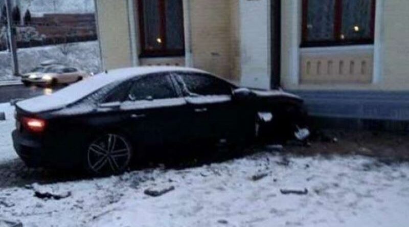 Пьяный на Audi «боднул» здание Национальной филармонии в Киеве. ФОТО