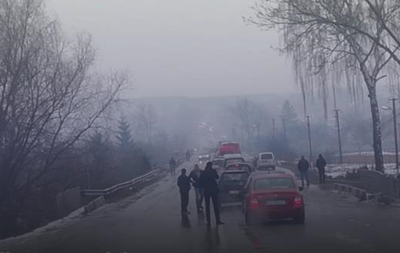 Транспортный коллапс на Прикарпатье: снегопад с морозом «замуровали» десятки автомобилей