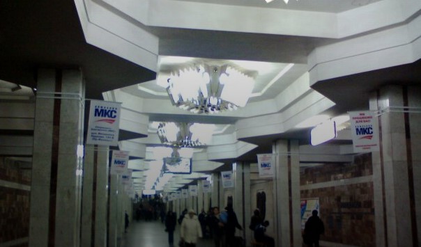 В харьковском метро мужчина атаковал людей, ЧП попало на камеру