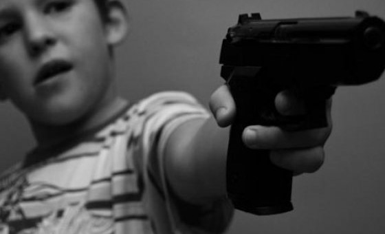 Ребенок застрелил учительницу в школе, после этого покончил с собой