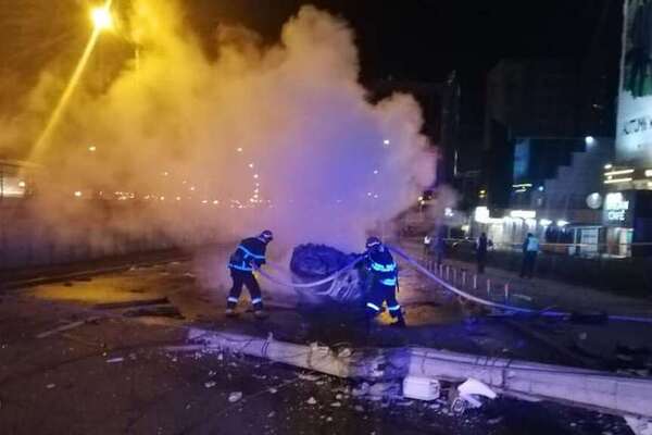 Водитель сгорел заживо: в Киеве переполненный автомобиль влетел в столб