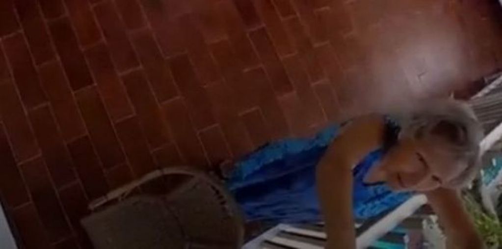 "Со мной все в порядке": на балконе старушки повесился парашютист. ВИДЕО